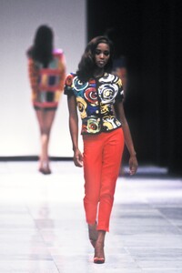 Versace 1991 Women RTW 9.jpg
