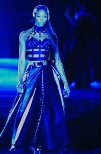 Versace 1992 Women RTW 32.jpg