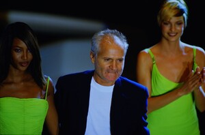 Versace 1996 Women RTW 88.jpg