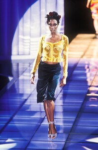 Versace 1997 Women RTW 134.jpg