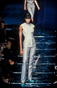 Versace 1998 Women RTW 1.jpg