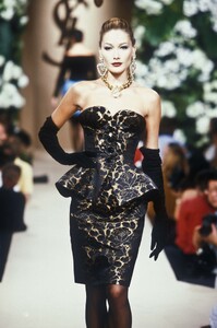Yves Saint Laurent 1995 Haute Couture 124.jpg