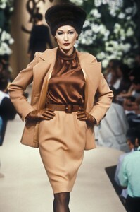 Yves Saint Laurent 1995 Haute Couture 46.jpg