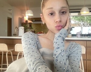 arianagrande-20250914_143847-533853242.jpg