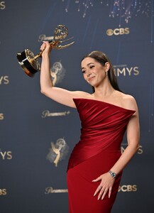 cristin-milioti-redefines-classic-drama-at-the-emmy-awards-4.jpg