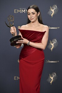 cristin-milioti-redefines-classic-drama-at-the-emmy-awards-5.jpg