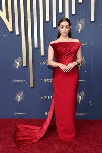 cristin-milioti-redefines-classic-drama-at-the-emmy-awards-8.jpg