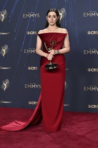 cristin-milioti-redefines-classic-drama-at-the-emmy-awards-9.jpg