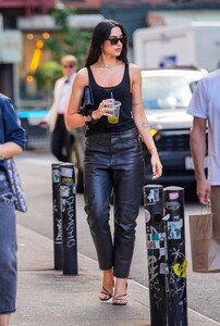 dua-lipa-champions-new-york-street-style-leather-noir-8.jpg