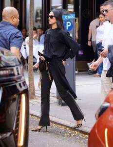 dua-lipa-commands-via-carota-effortless-boho-black-2.jpg