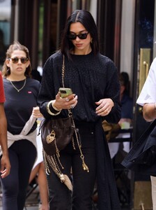 dua-lipa-commands-via-carota-effortless-boho-black-3.jpg