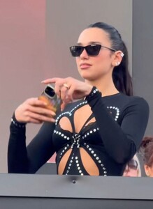 dua-lipa-sunny-hill-festival-festival-style-2.jpg