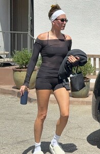 hailey-bieber-debuts-post-pilates-whiplash-chic-6.jpg