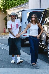 justin-and-hailey-bieber-los-angeles-style-0.jpg