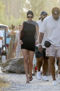 kendall-jenner-arrives-at-shellona-beach-club-in-sleek-black-st.-tropez-2025-0.jpg