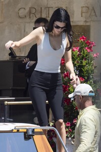 kendall-jenner-exits-venice-in-minimalist-chic-1.jpg