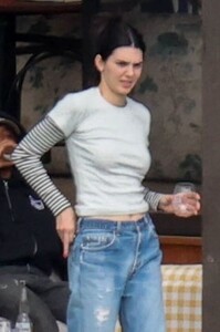 kendall-jenner-keeps-cool-in-casual-malibu-hang-0.jpg