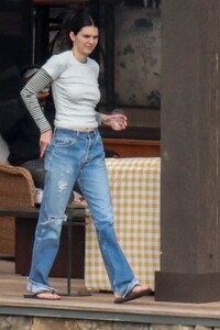 kendall-jenner-keeps-cool-in-casual-malibu-hang-2.jpg
