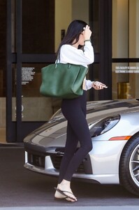 kendall-jenner-porsche-powered-errands-in-la-2.jpg
