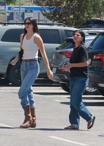 kendall-jenner-rocks-cowboy-boots-for-rei-outing-5.jpg