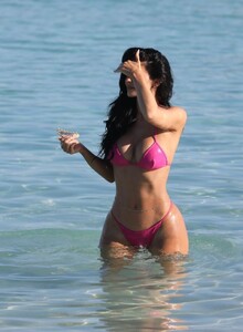 kylie-jenner-beach-style-in-turks-and-caicos-7.jpg