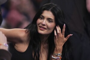 kylie-jenner-courtside-knicks-game-6.jpg