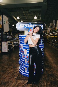 kylie-jenner-promotes-sprinter-peach-pack-02.12.2025-2.jpg