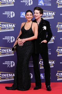 kylie-jenner-timothee-chalamet-red-carpet-debu-10.jpg