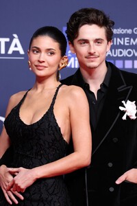 kylie-jenner-timothee-chalamet-red-carpet-debu-12.jpg