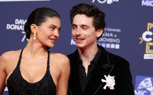 kylie-jenner-timothee-chalamet-red-carpet-debu-7.jpg