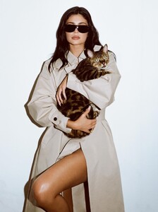 kylie-jenner-unveils-khy-x-hydra-with-feline-finesse-7.jpg