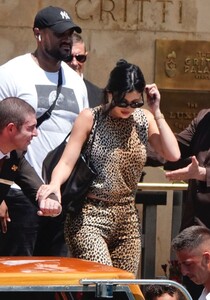kylie-jenner-unveils-wild-print-for-venice-departure-2.jpg