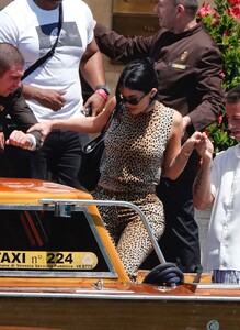 kylie-jenner-unveils-wild-print-for-venice-departure-3.jpg