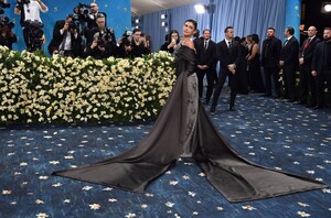 kylie-jenner-walks-2025-met-gala-carpet-2.jpg