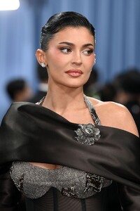 kylie-jenner-walks-2025-met-gala-carpet-3.jpg