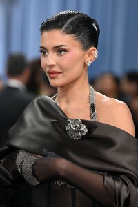 kylie-jenner-walks-2025-met-gala-carpet-4.jpg