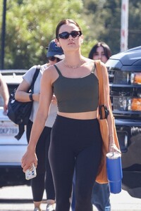lucy-hale-steps-out-in-athleisure-armor-for-la-gym-run-august-2025-1.jpg