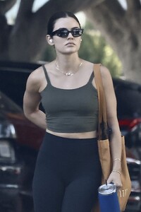 lucy-hale-steps-out-in-athleisure-armor-for-la-gym-run-august-2025-3.jpg