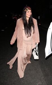 pregnant-vanessa-hudgens-out-for-dinner-at-alba-restaurant-in-los-angeles-08-30-2025-2.jpg