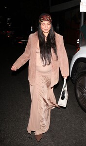 pregnant-vanessa-hudgens-out-for-dinner-at-alba-restaurant-in-los-angeles-08-30-2025-6.jpg