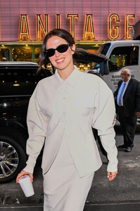zoey-deutch-arrives-at-cbs-studio-in-new-york-09-03-2025-2.jpg