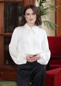 zoey-deutch-debuts-monochrome-power-look-at-deauville-sept-2025-3.jpg