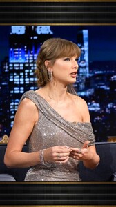 [2025.10.07] fallontonight_DPhc5GED_q5.jpg