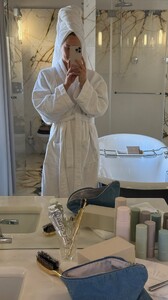 [2025.10.09] barrefaeli_3739713996879090693.jpg