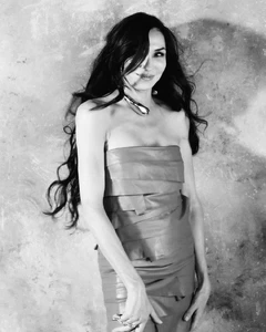 771A4385 dress VERSACE necklace and ring MAM.webp