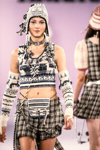 Anna Sui 1994 Women RTW 43.jpg