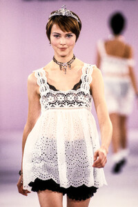 Anna Sui 1994 Women RTW 69.jpg