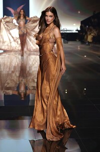 Barbara Palvin Victoria' Secret Fashion Show New York_October 15, 2025 (20).jpg
