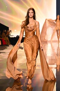Barbara Palvin Victoria' Secret Fashion Show New York_October 15, 2025 (25).jpg