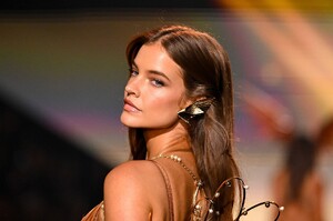 Barbara Palvin Victoria' Secret Fashion Show New York_October 15, 2025 (27).jpg
